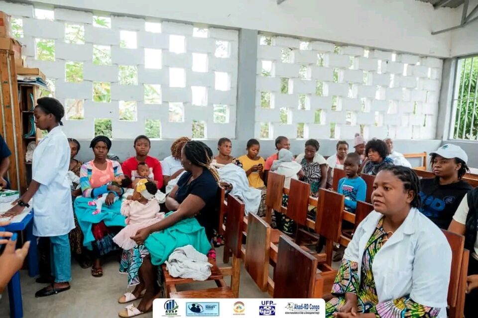 Les mères et leurs enfants sur les bancs de la salle, SALICON RDC.