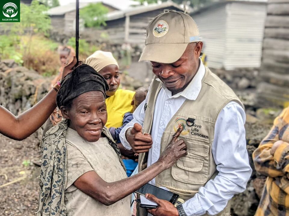 Un agent de SALICON auprès d’une bénéficiaire, au Nord-Kivu, SALICON RDC.