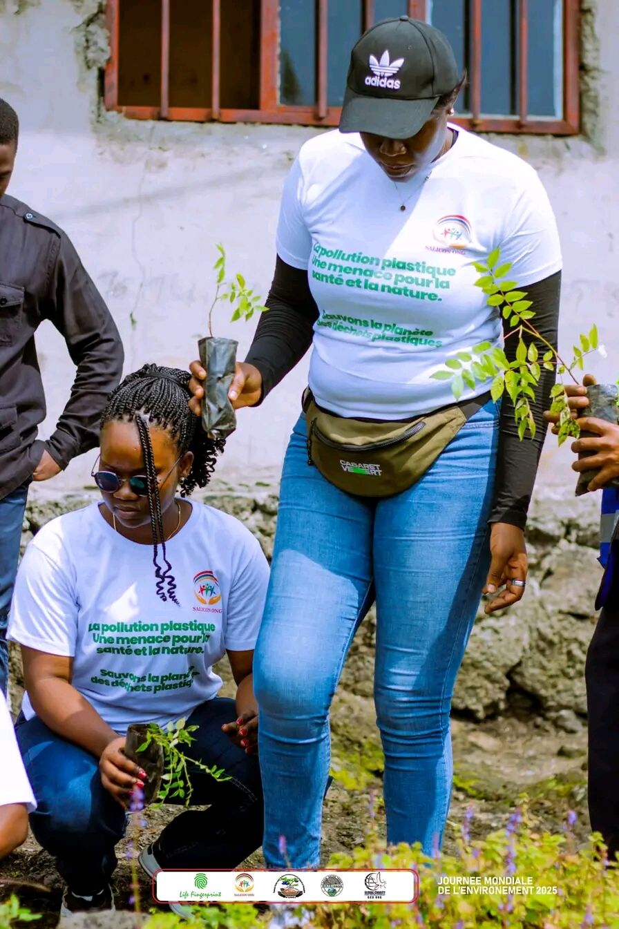 Sensibilisation à la pollution plastique, menée le jour du reboisement, SALICON RDC.