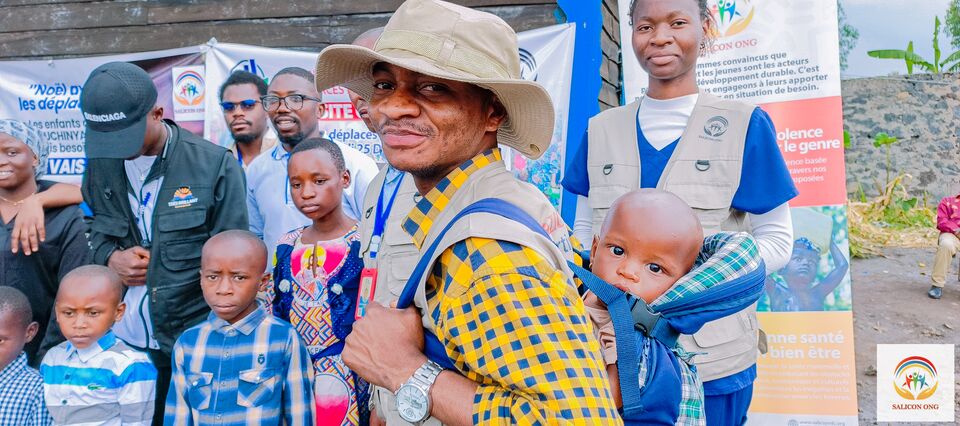 Un membre de l’équipe accompagne les plus jeunes, SALICON RDC.