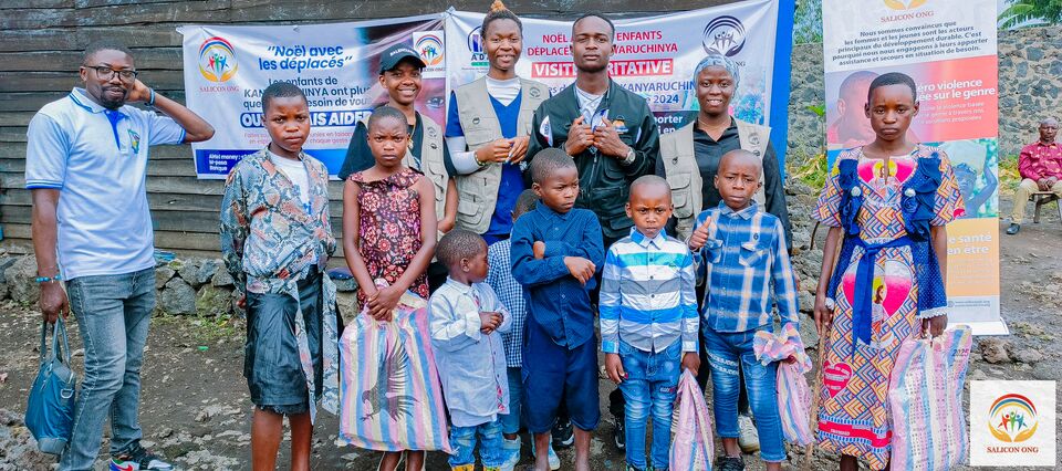 Les enfants repartent avec leurs kits, SALICON RDC.