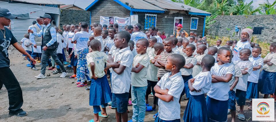Les enfants du camp rassemblés pour l’activité, SALICON RDC.