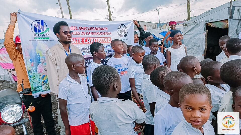 Les enfants rassemblés devant la banderole, SALICON RDC.