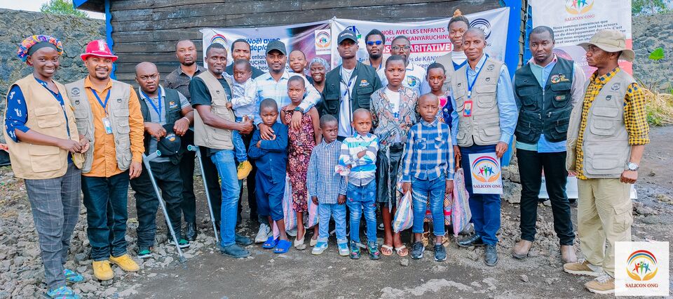 Les enfants reçoivent leurs kits, par petits groupes, SALICON RDC.