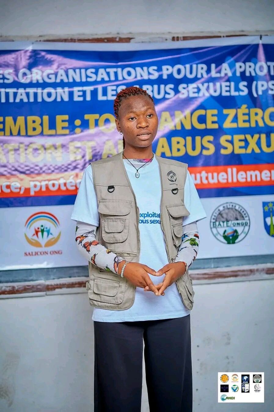 Sensibilisation communautaire devant la banderole de la campagne, SALICON RDC.
