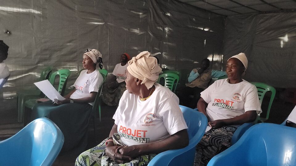 Atelier tenu sous bâche, dans un espace communautaire, SALICON RDC.