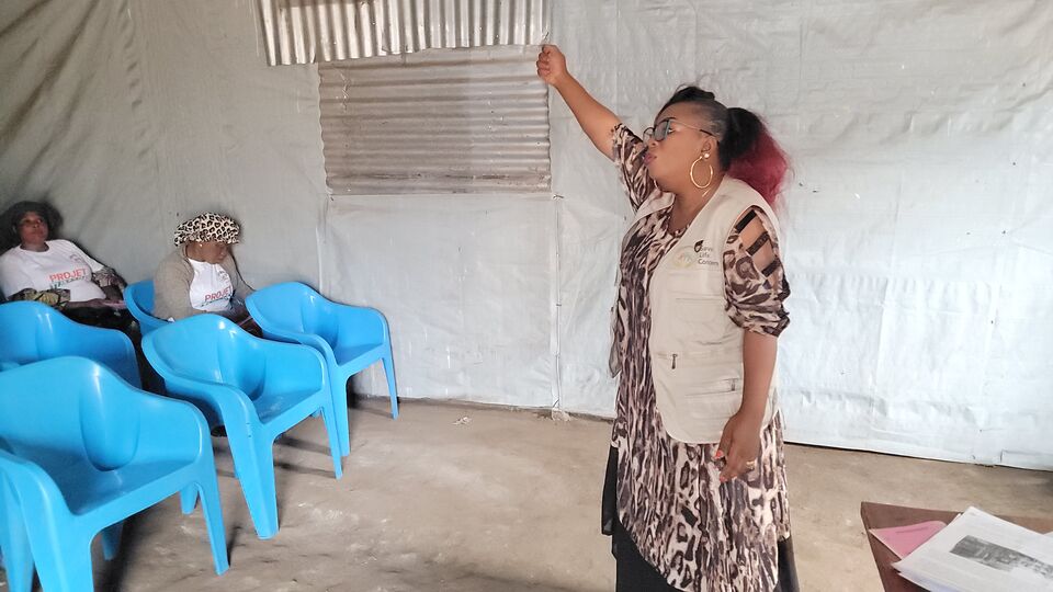 Explication d’un exercice devant le tableau, SALICON RDC.