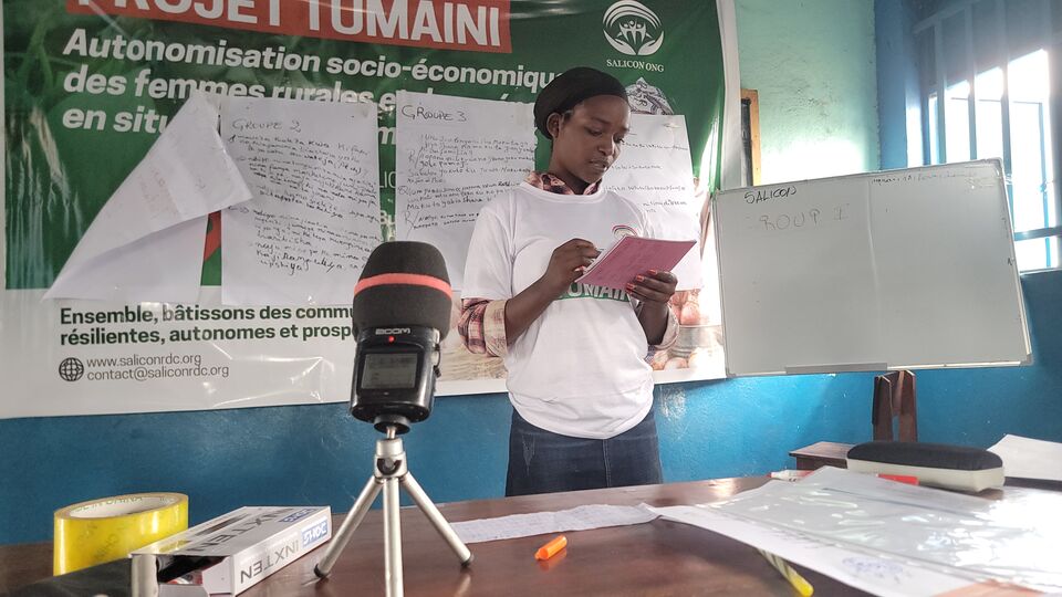 Lecture des conclusions au micro, SALICON RDC.