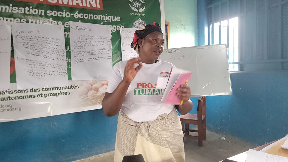 Une participante présente les conclusions de son groupe, SALICON RDC.
