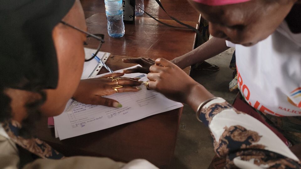 Remise des supports de formation aux participantes, SALICON RDC.