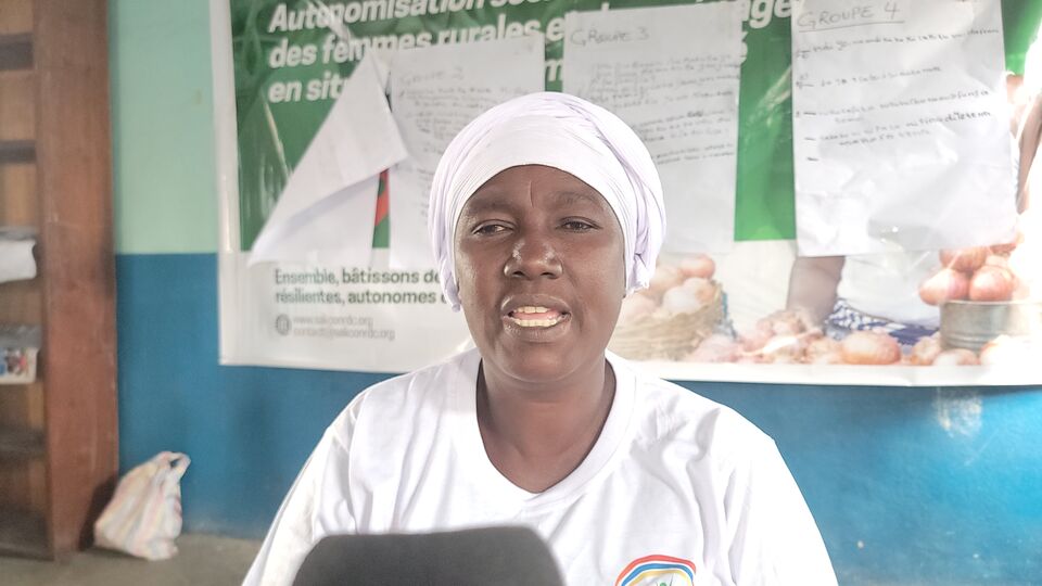 Une participante partage son expérience devant le groupe, SALICON RDC.