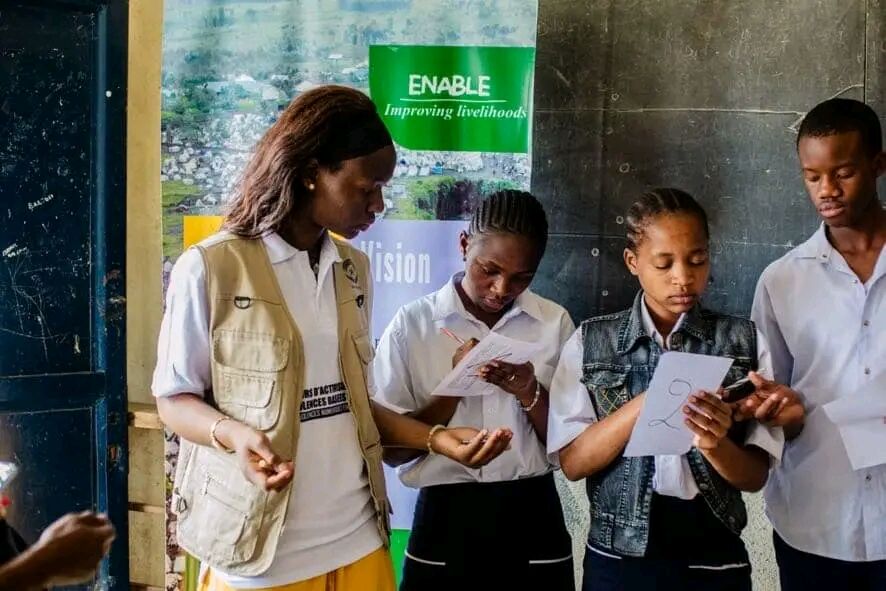 Travail en petits groupes avec les élèves, SALICON RDC.