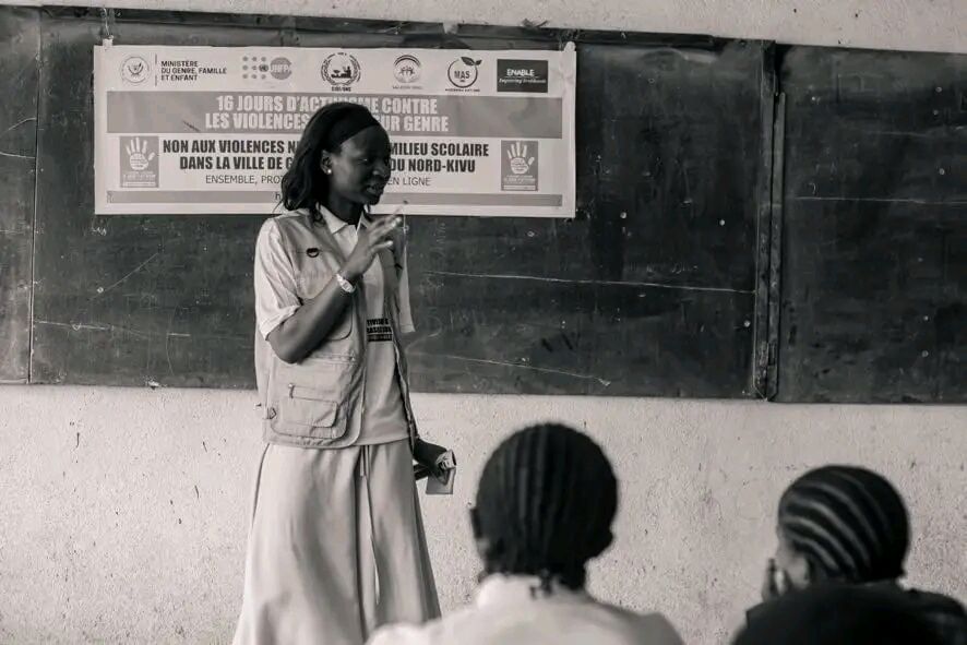 Une élève prend la parole devant sa classe, SALICON RDC.